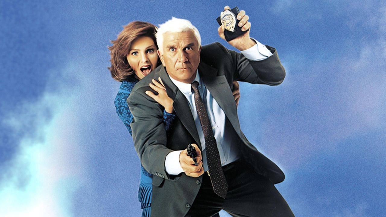 Leslie Nielsen Gaat Op Zoek Naar Een Ontvoerde Wetenschapper In The Naked Gun 2 1 2 The Smell