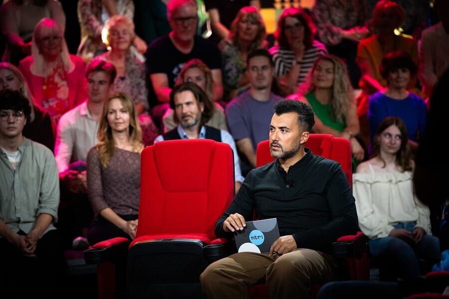 Zcan Akyol In Gesprek Met Dimitri Verhulst In Eus Boekenclub Tvgids Nl