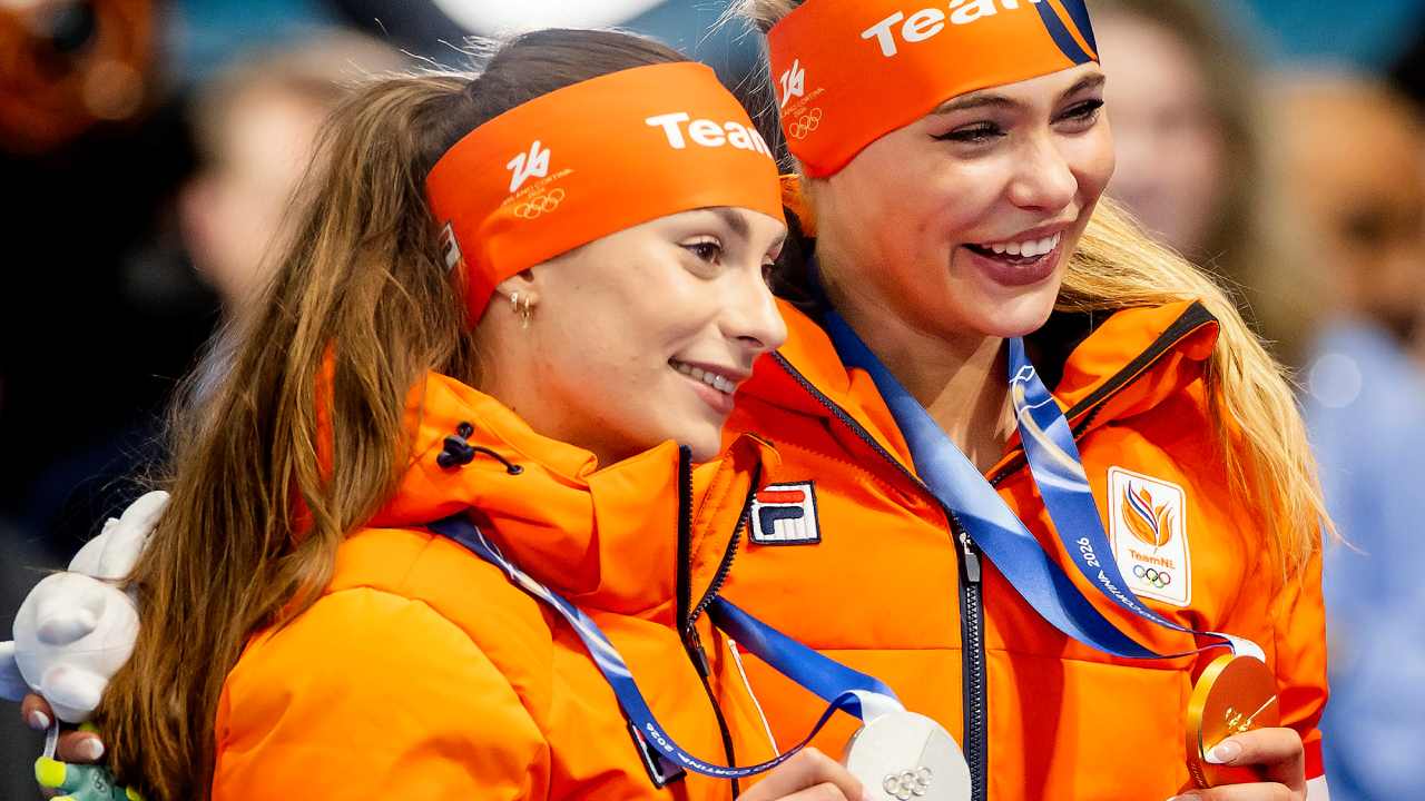 Femke Kok wint zilver en Jutta Leerdam goud op de 1.000 meter
