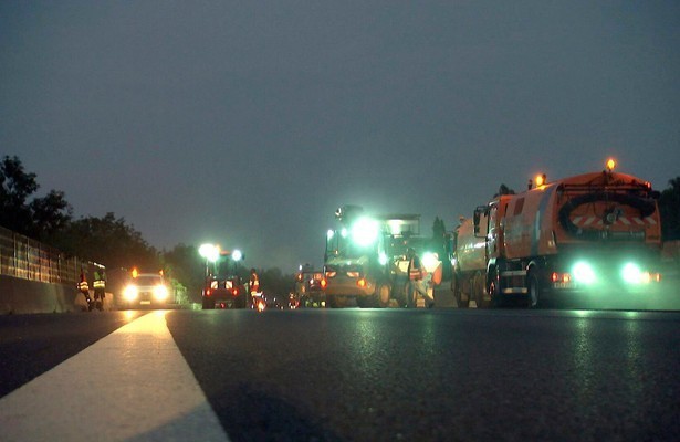 Blitz-Baustelle Autobahn - Straßenbau rund um die Uhr