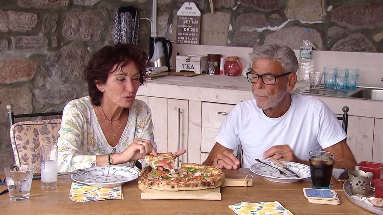 Erik eet zijn pizza met mes en vork