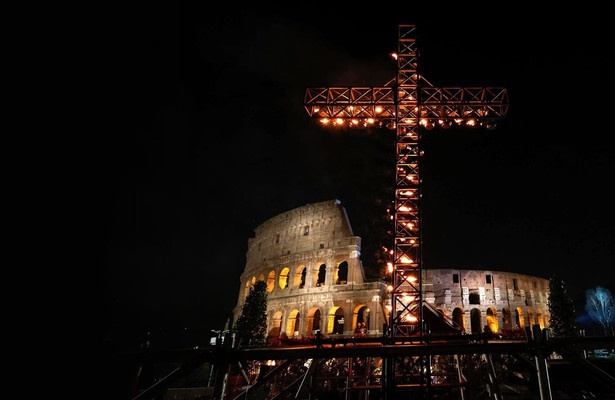 Colosseo: Celebrazione del rito della Via Crucis presieduto da Papa Leone XIV