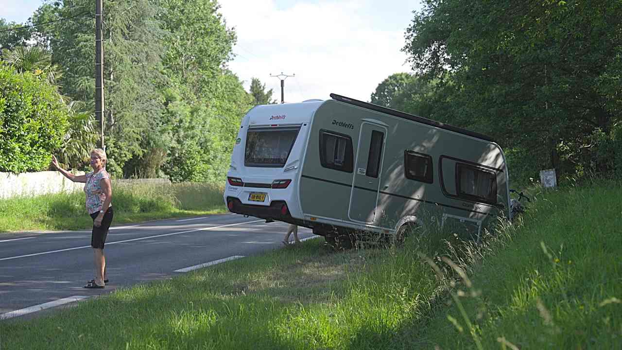 Caravan belandt in de sloot in We Zijn er Bijna!