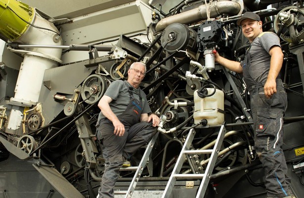 Dreck auf der Haut, Lächeln im Gesicht - Werner & Robby, Landmaschinen-Monteure im Dauereinsatz
