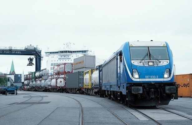 Drehscheibe Kieler Hafen: Kreuzfahrer, Frachtschiffe, Schlepper