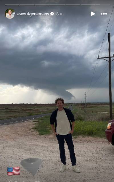 Programmamaker Ewout Genemans op zoek naar tornado's. 