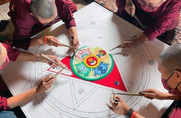 360° Reportage: Ein Palast aus Sand - Nepals magische Mandalas