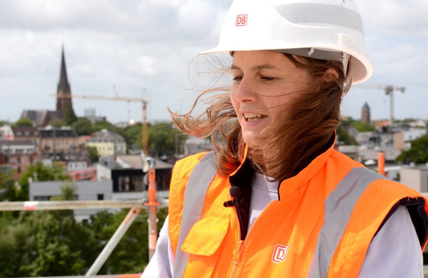 Eine Brücke zieht um - 5.000 Tonnen Stahl auf dem Weg durch Hamburg
