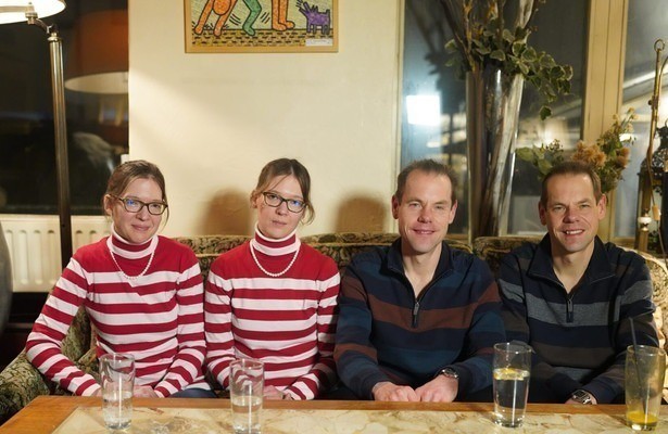 Eineiige Zwillinge auf Partnersuche