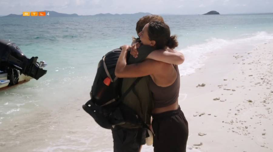 Camiel komt bij Amije op Winnaarseiland.