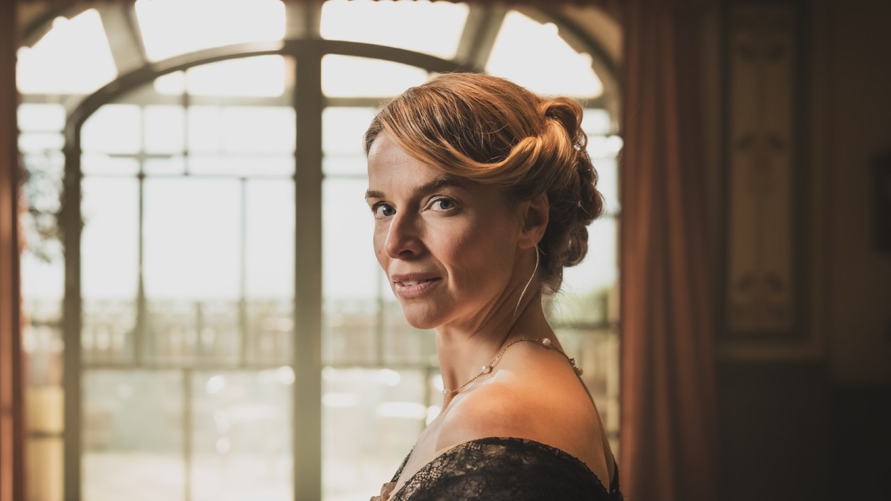 Thekla Reuten in Grand Hotel aan Zee