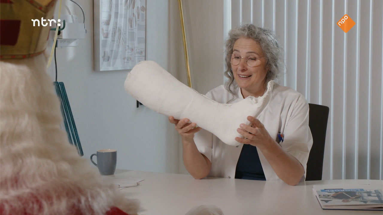 De dokter van Sinterklaas met het gipsen been