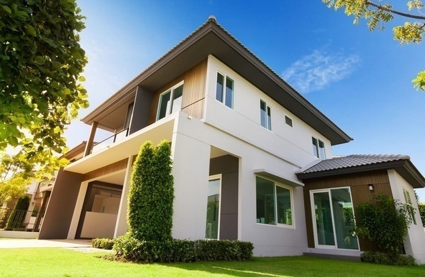 Ils construisent eux-mêmes leur maison écolo