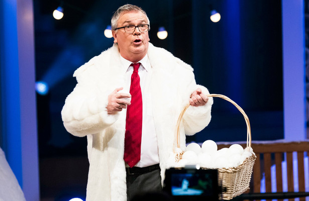 Jürgen B. Hausmann: Krisbaum, Kriskind, Krisdekrise