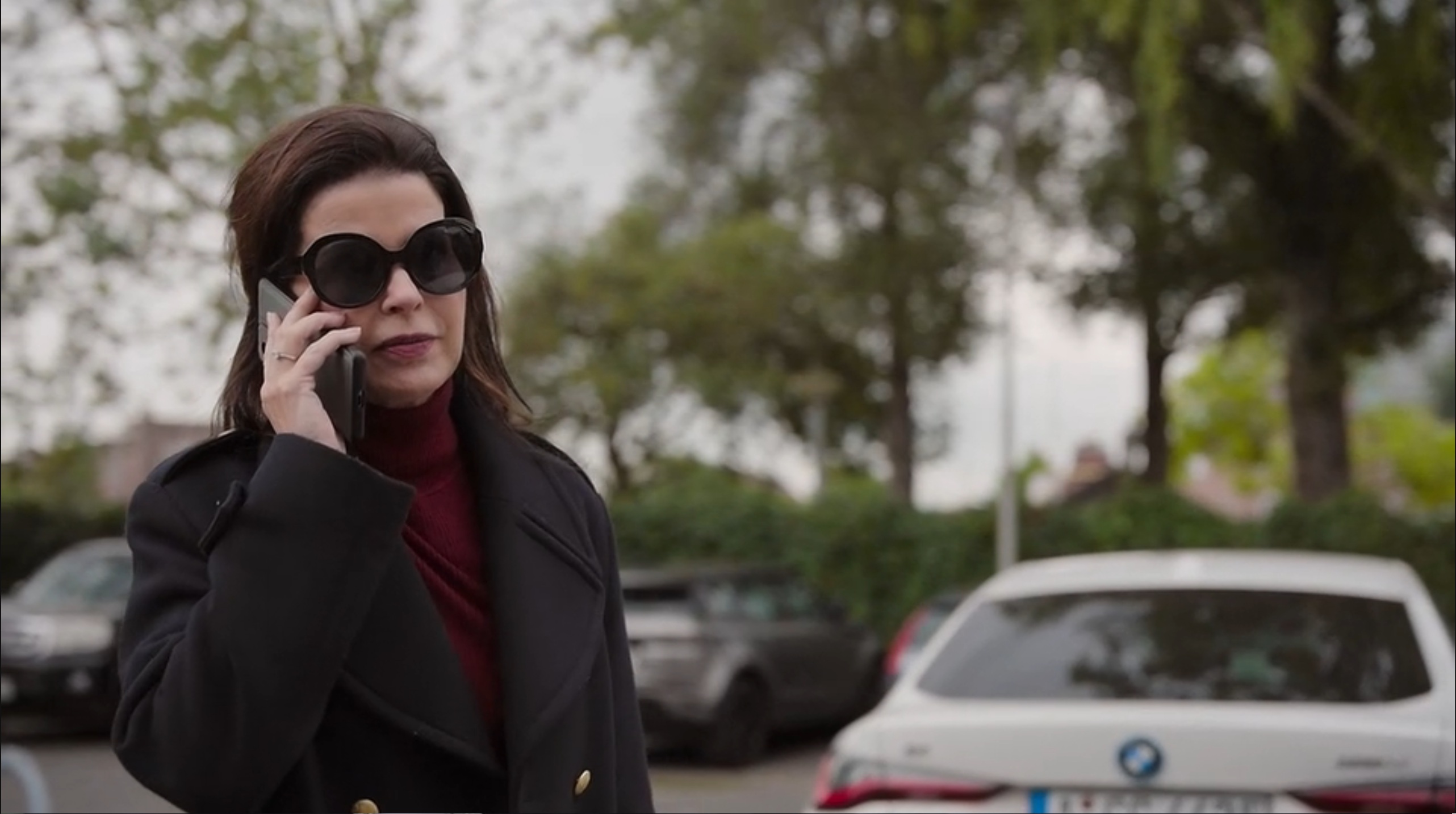 Janine kan bellen met het hoesje nog om haar toestel.