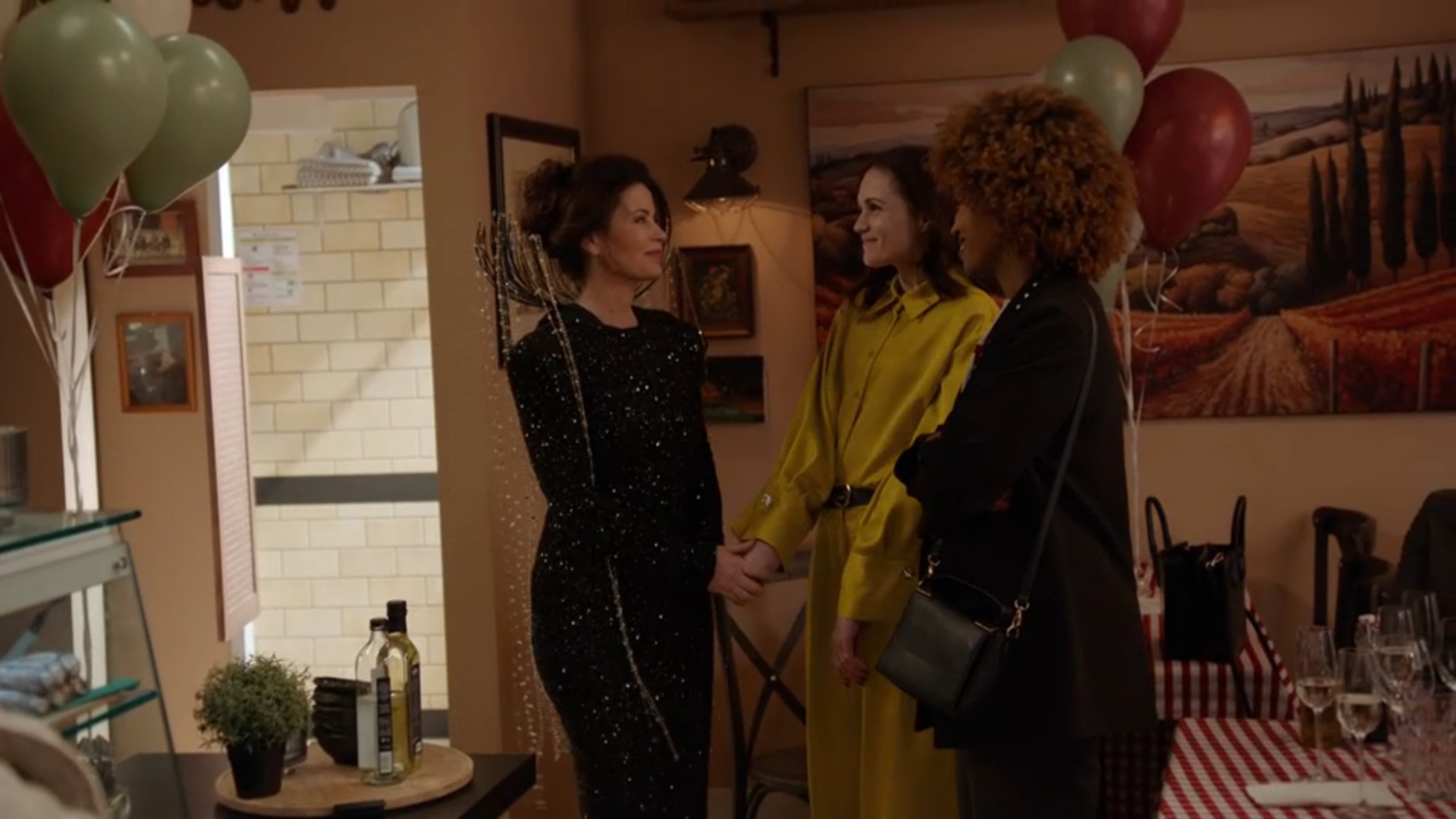 Janine toont trots Nina's operajurk