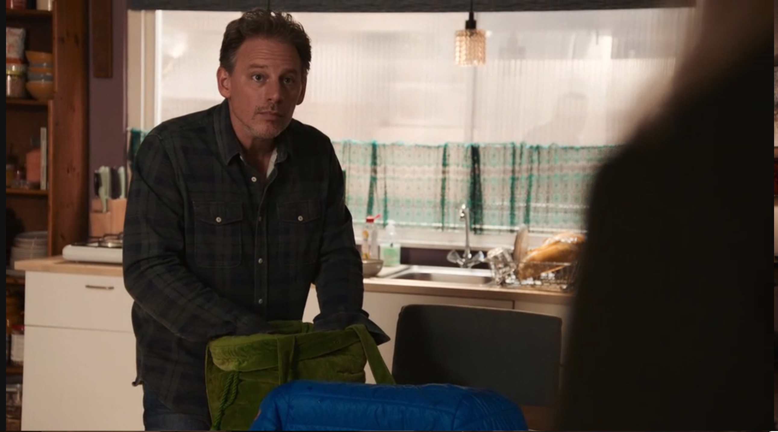 Julian zoekt naar bewijs dat Demi gebruikt