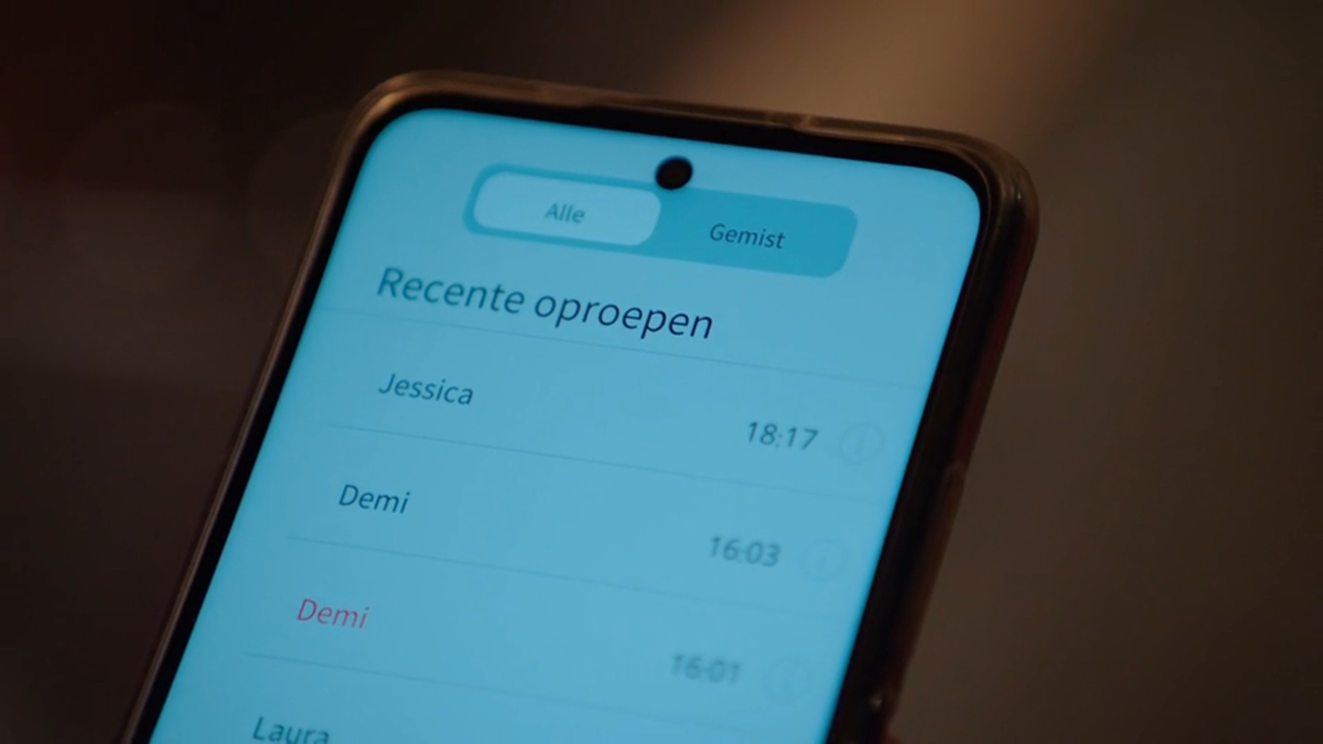 Demi gelooft niks meer van haar vaders smoesjes