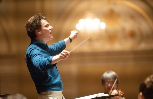 Klaus Mäkela dirige le Concert de Noël au Concertgebouw d'Amsterdam