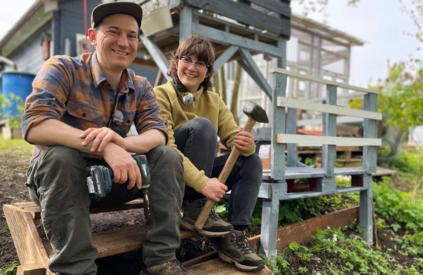 Kleingarten-Influencer - Großstädter im Beet