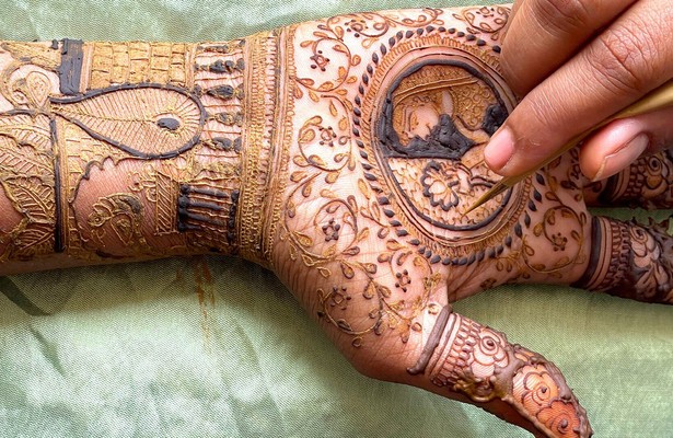 Kunst auf der Haut: Mit Henna in die Unabhängigkeit