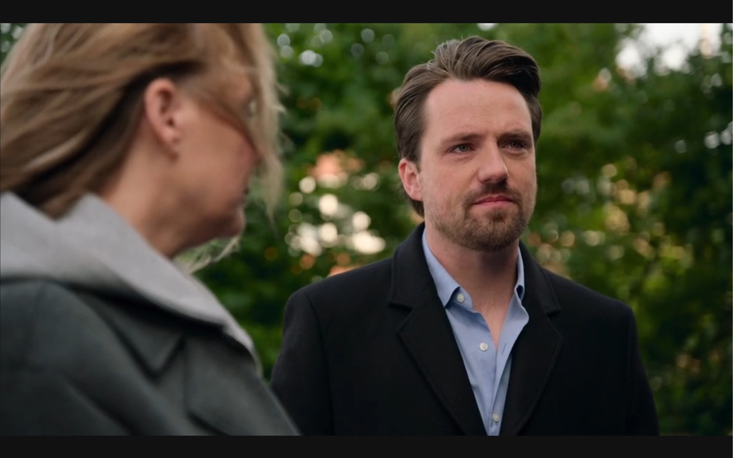 Linda en Haakon bezoeken de kerk waar Simon fataal werd geraakt