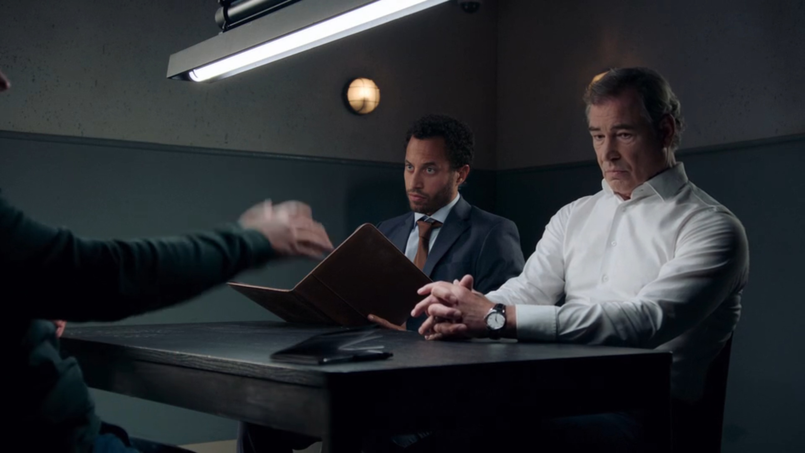 Ludo verzint een creatieve smoes voor zijn vingerafdrukken