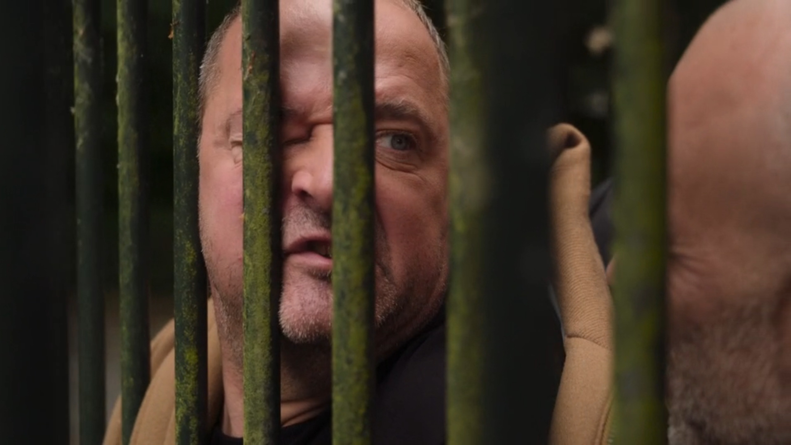 Luuk wordt ongemerkt gered door Ludo's mensen