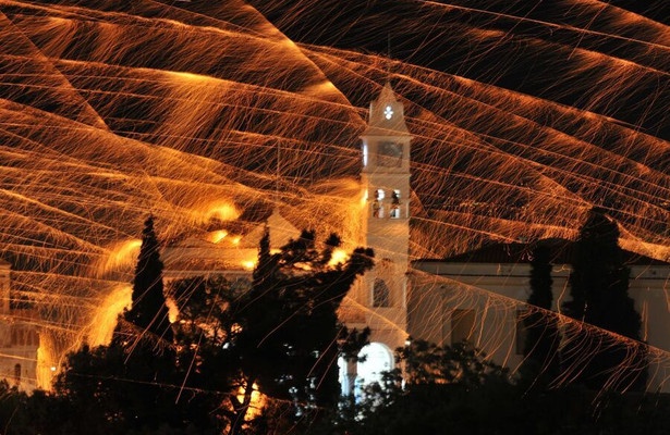 Mit Raketen und Schwarzpulver durch die Osternacht