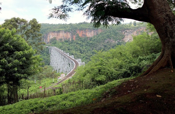 Geo Reportage: Myanmar - Per Zug durch die Zeit