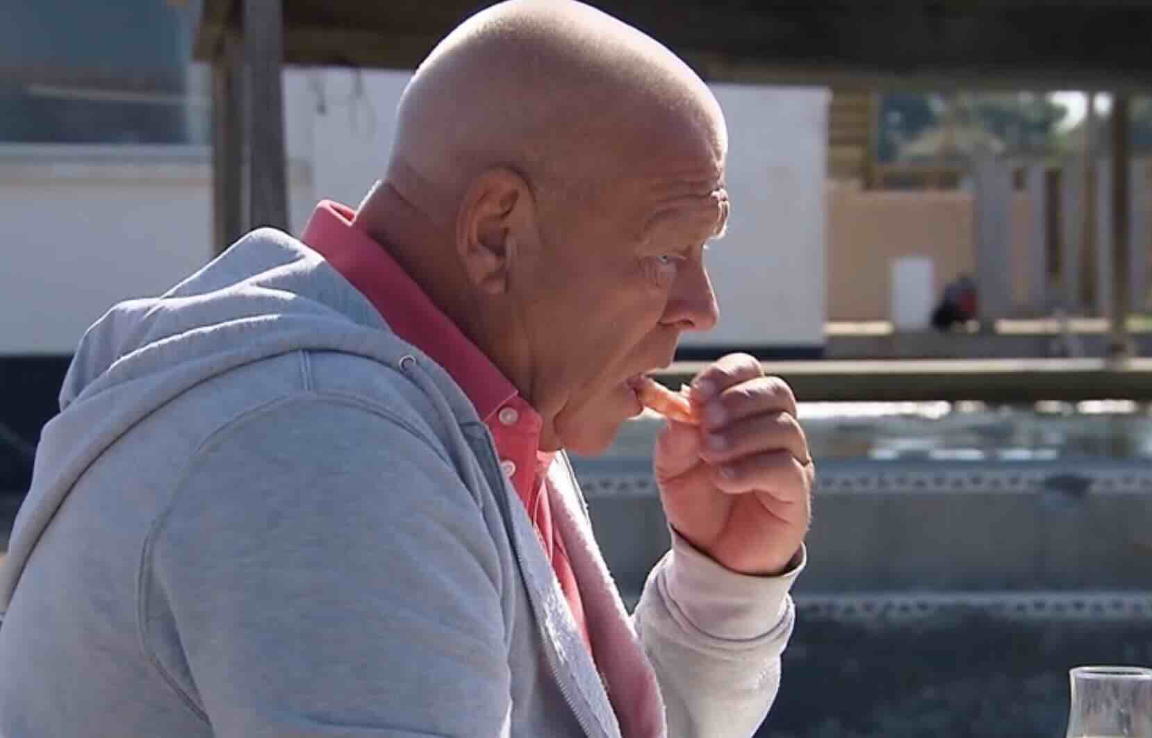 Rob eet een grote garnaal