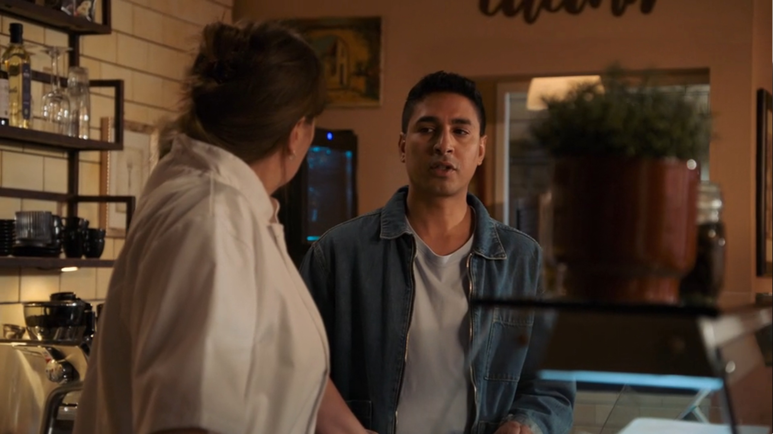 Marwan drukt zijn maaltijdboxen erdoorheen