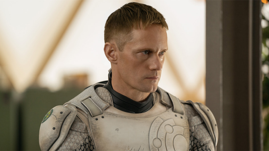 Alexander Skarsgård is een robot met gevoelens in de serie Murderbot