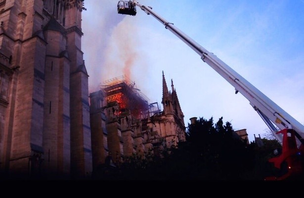 Notre Dame: Vuurzee in Parijs