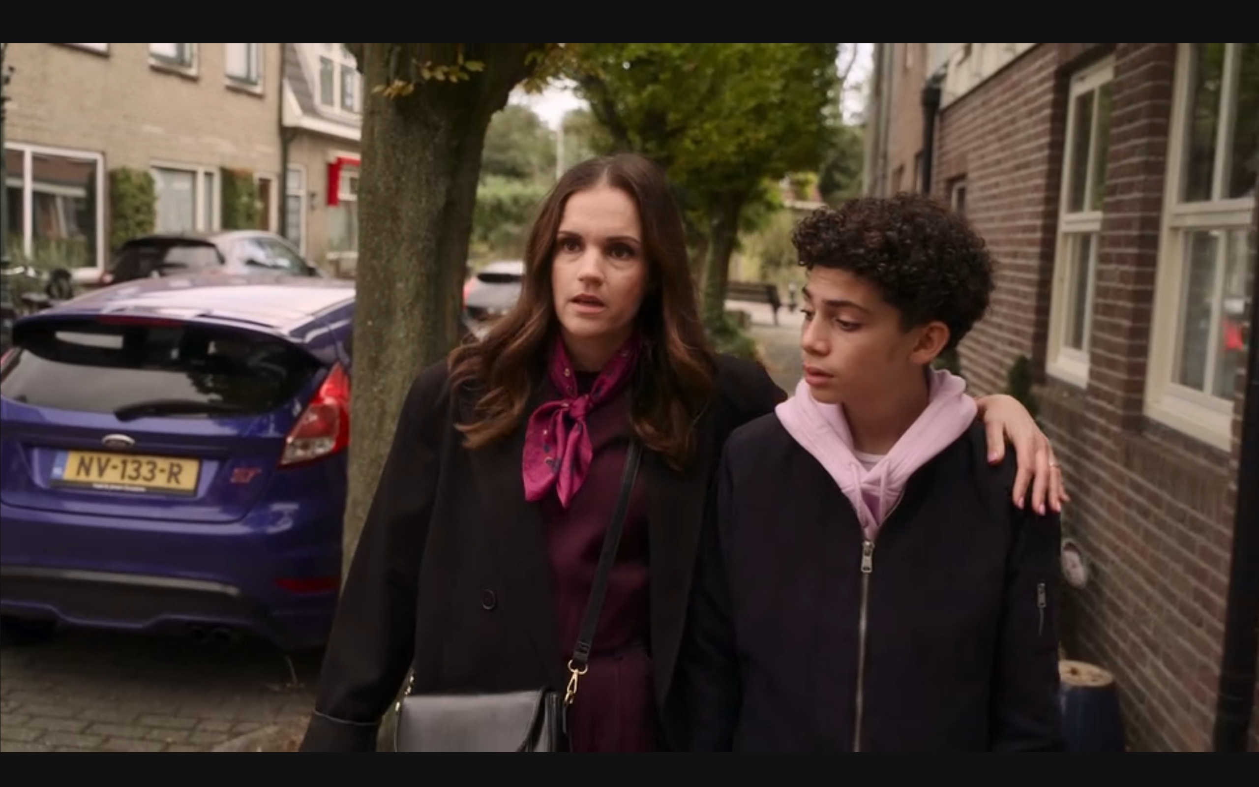 Nina wil weten wie Bings blonde vriendin is