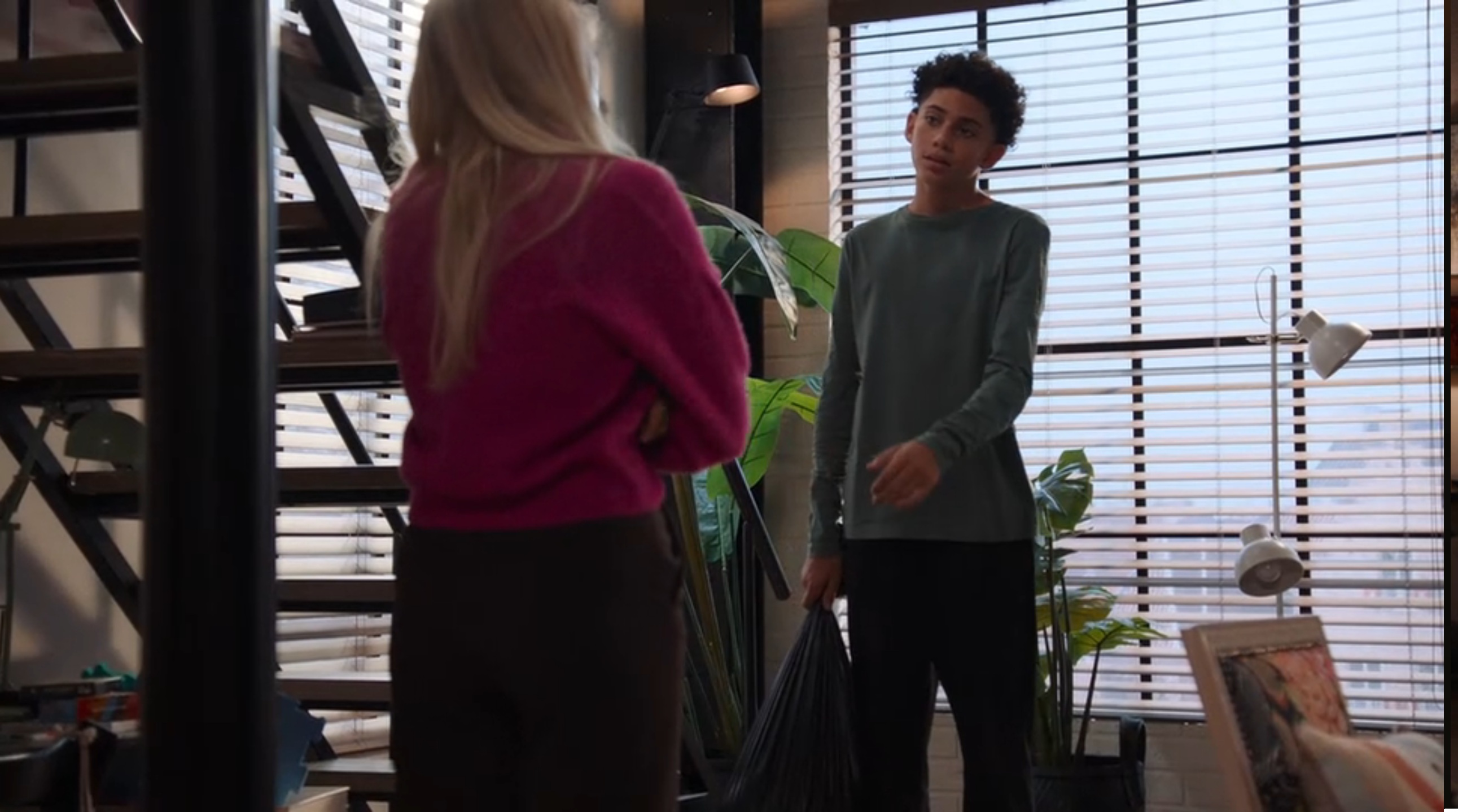 Manu probeert Max te beschermen na een bedplasongelukje