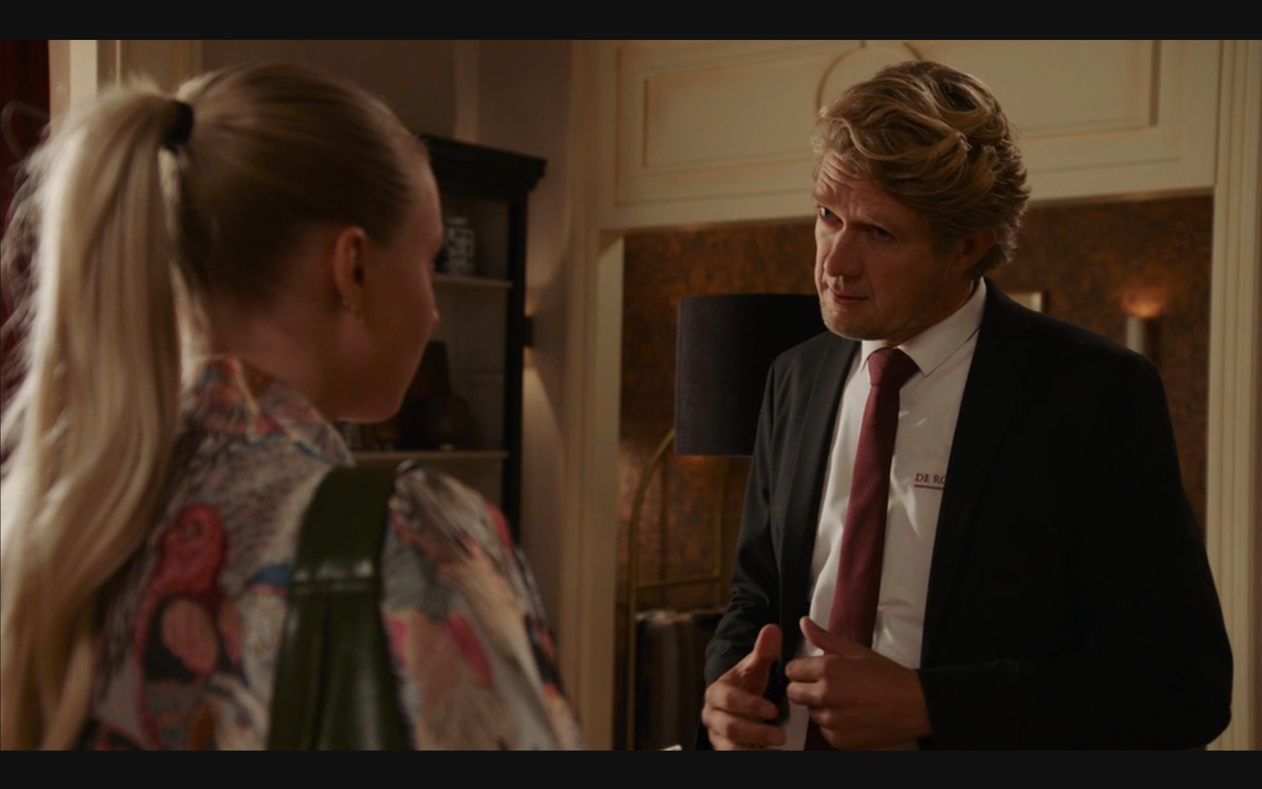 Nola laat Marcel zien wie de baas wordt