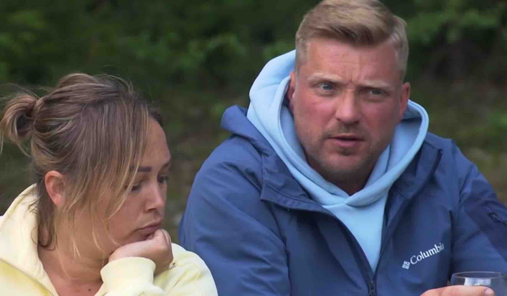 Renske en Daniel chagrijnig bij het kampvuur