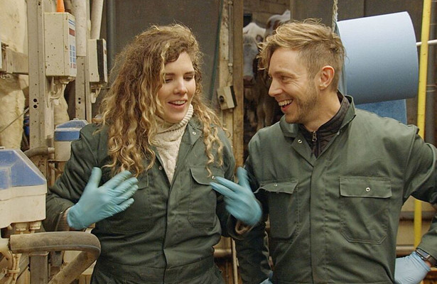 Rachel en Elbert passen op schapen