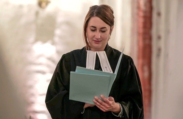 Rebecca Assif: Pastorin mit schwerer Vergangenheit