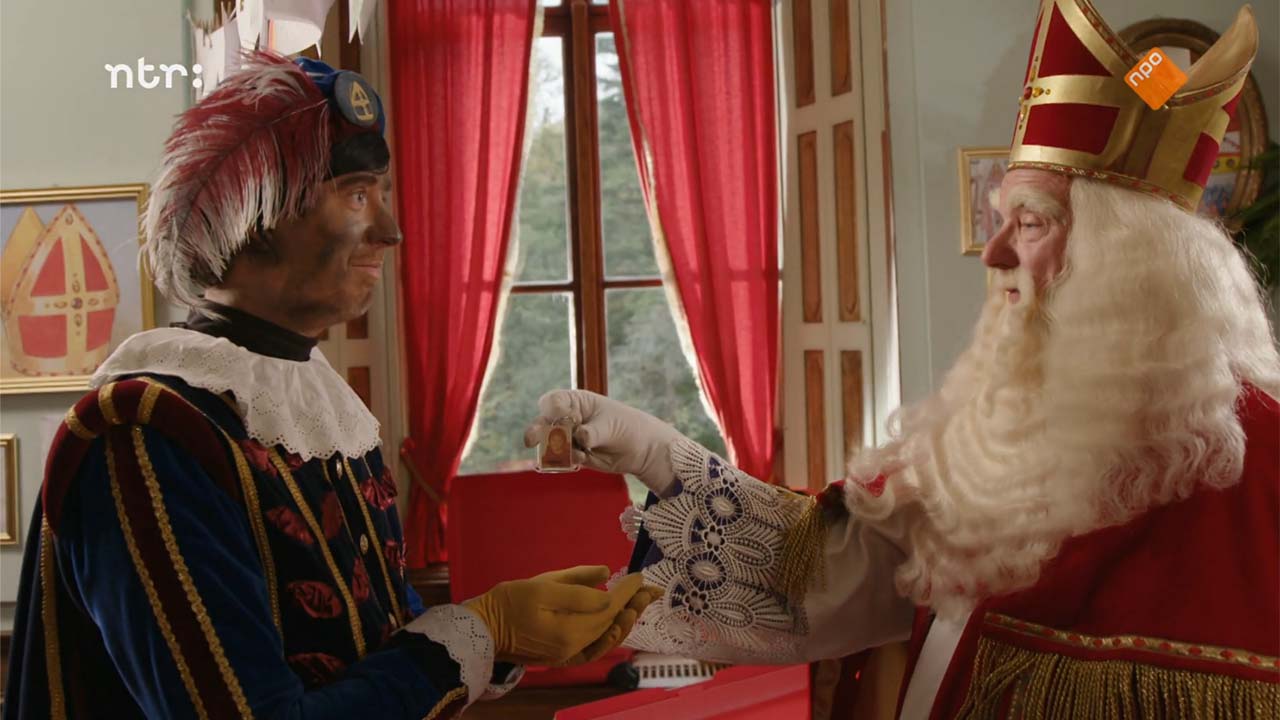 Sinterklaas deelt de fietssleutels met sleutelhangers uit