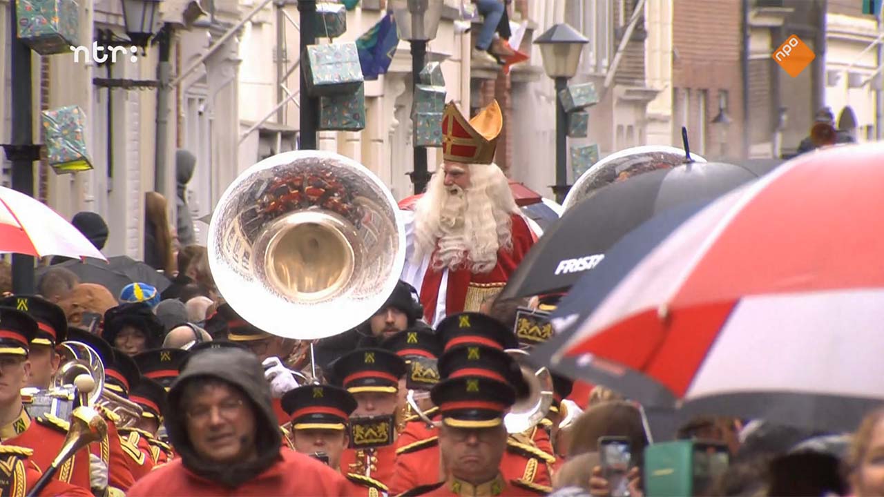Sinterklaas geniet van de intocht in Gorinchem