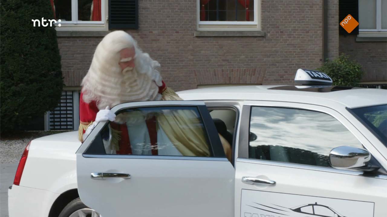 Sinterklaas vertrekt in een taxi