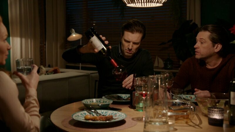 Stefano kijkt te diep in het glaasje