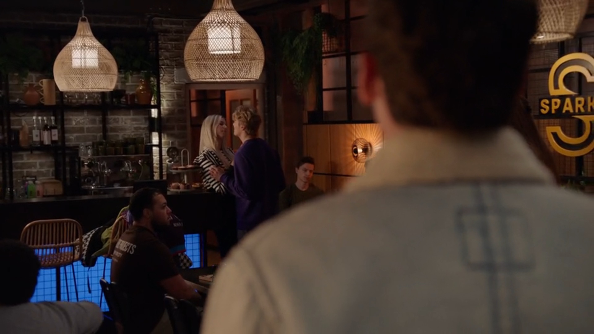 Troj is getuige van de ontluikende romance tussen Steef en Nola
