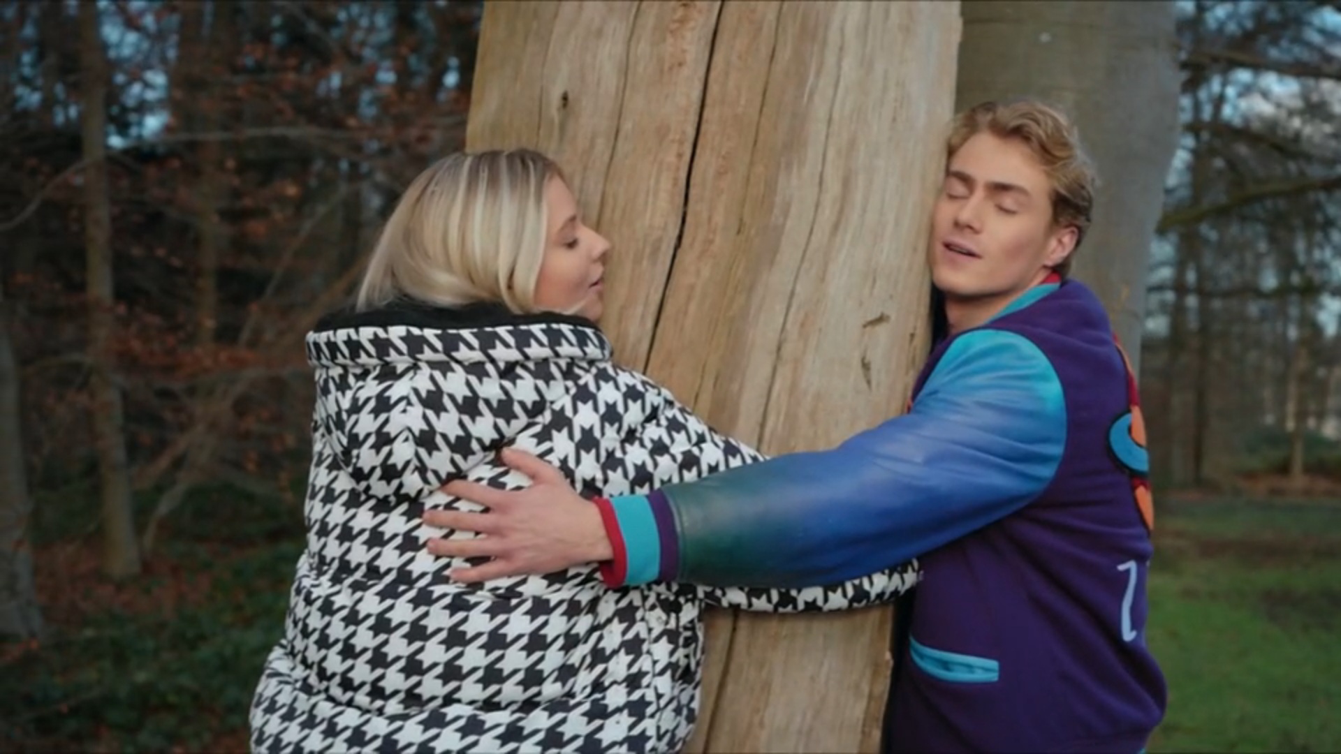 Nola en Steef knuffelen bomen op hun eerste date