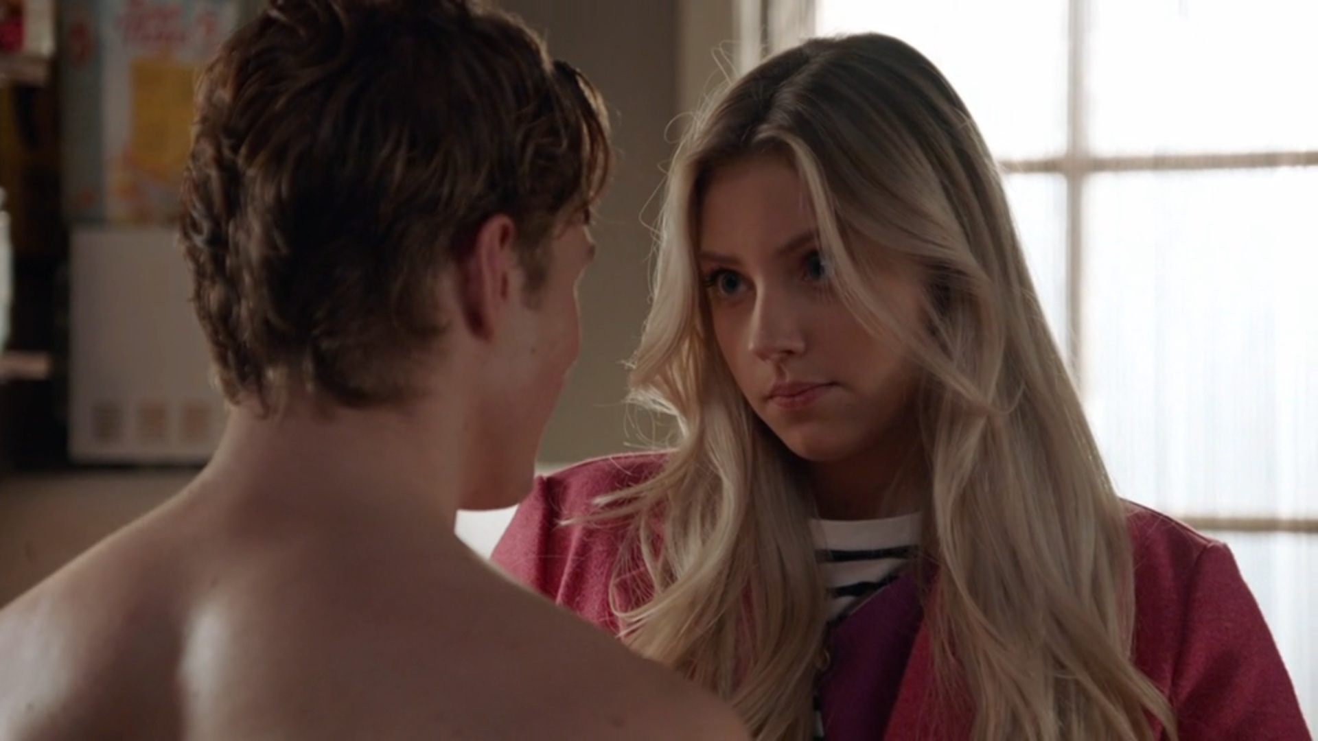Steef wordt ineens neergezet als de blonde hunk van de serie.