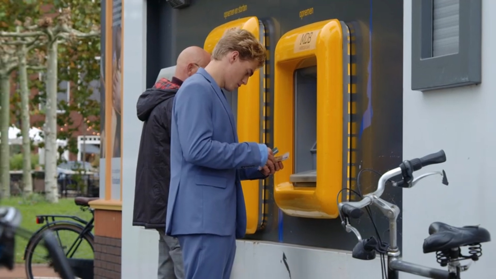 Steef moet in een race tegen de klok op zoek naar een pinautomaat