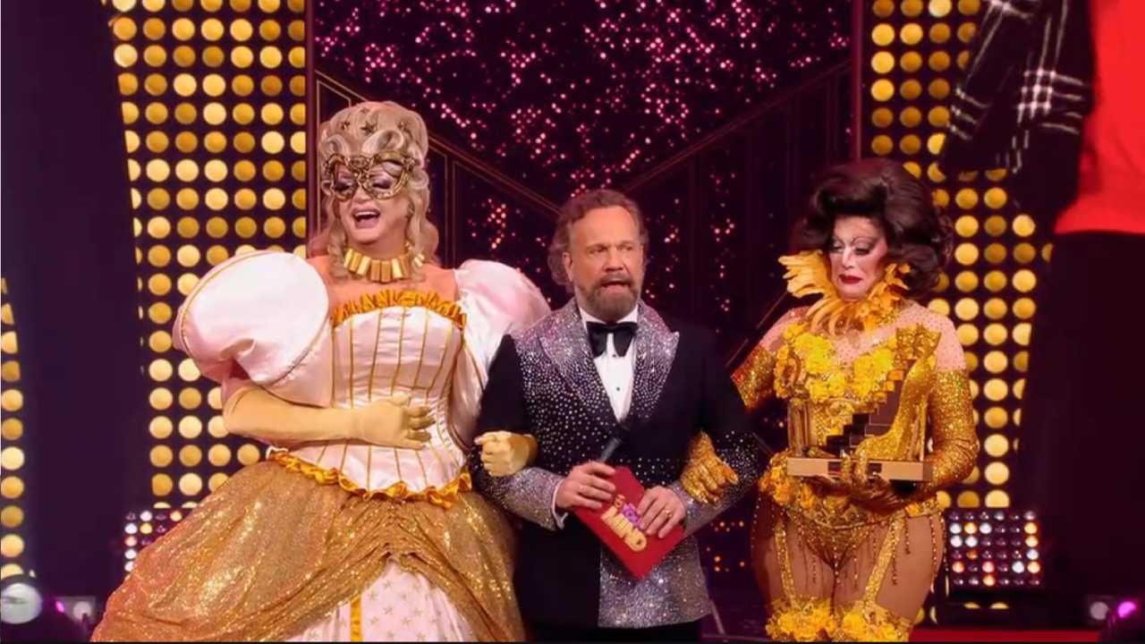 Simone Kleinsma (rechts) krijgt de prijs uit handen van Maurice Wijnen (links)