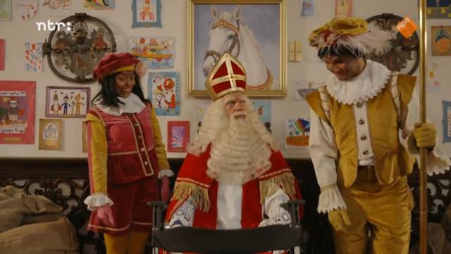 Sinterklaas lijkt niet enthousiast over zijn rollator.